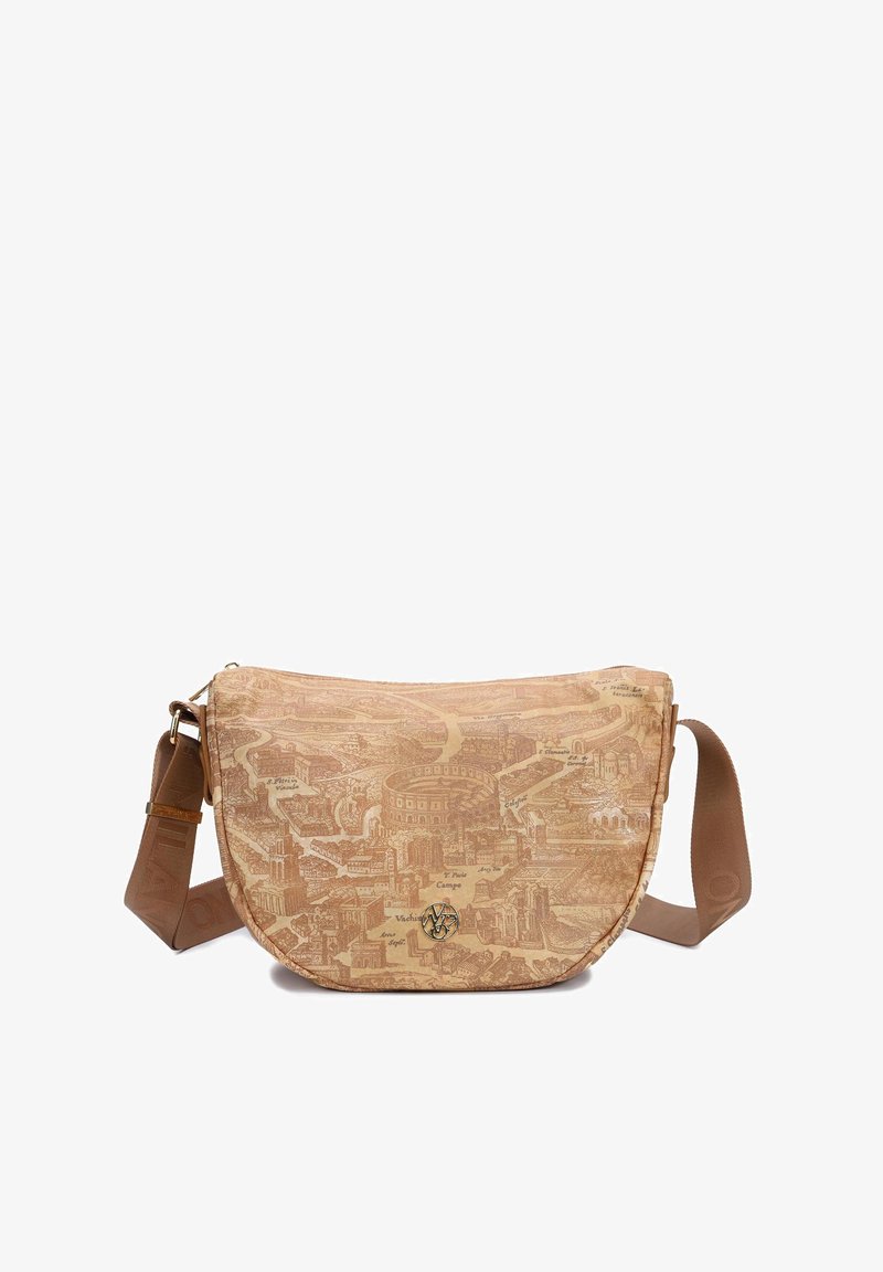Borsa a tracolla marrone, con texture e stampa di una mappa storica, silhouette curva, tracolla regolabile e dettagli in metallo dorato.