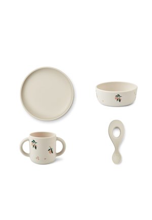 Set beige peuterservies, inclusief een rond bord, kom, tweehandige beker met fruitontwerpen en een lepel met een groot gat in het handvat.