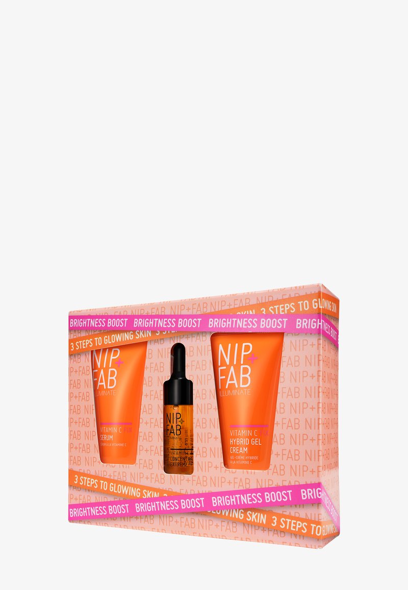 Das NIP+FAB Hautpflege-Set umfasst drei Produkte in lebhaft orangefarbenen Tuben und eine Pipettenflasche, verpackt in einer farbenfrohen Box mit hervorgehobenen Texten.