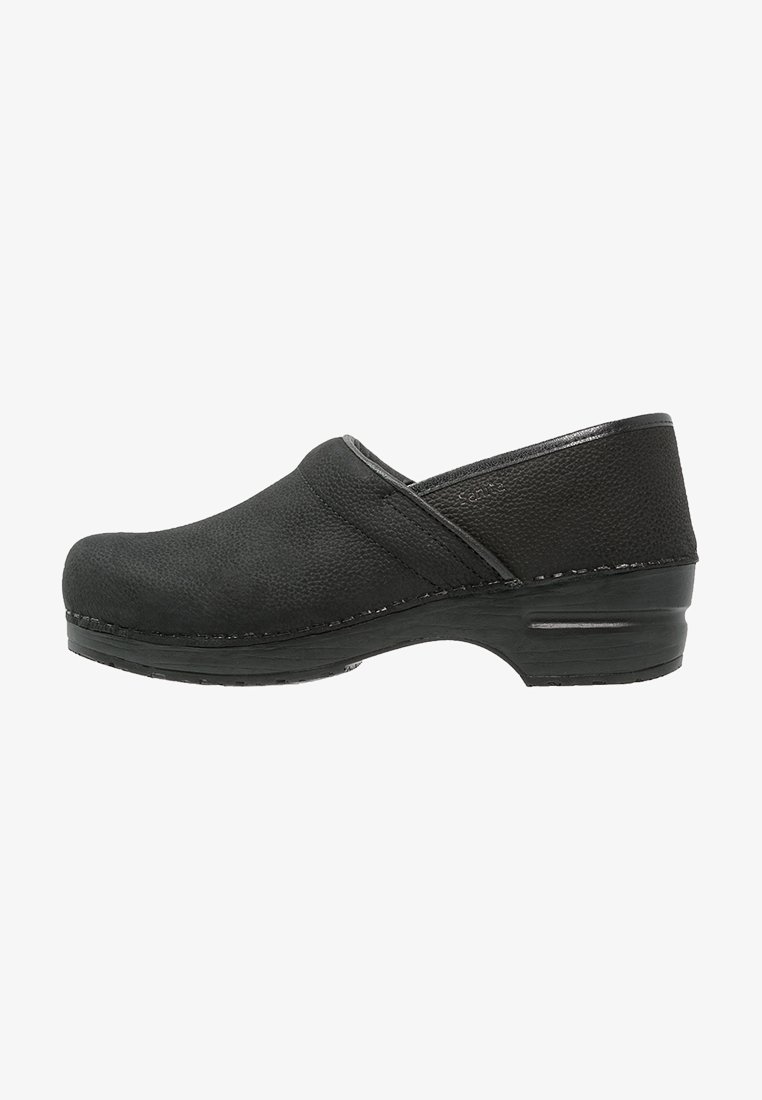 Sabot noir en cuir à talon fermé, semelle épaisse, bout arrondi et coutures visibles, présenté du côté gauche sur fond blanc.