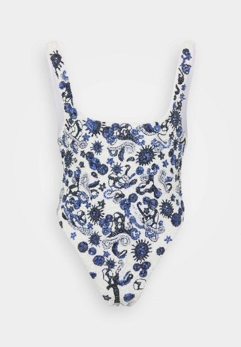 Jednodijelni kupaći kostim u bijeloj boji s mornarsko plavim i crnim složenim cvjetnim i apstraktnim uzorcima; sadrži perličasti uzorak i široke naramenice.