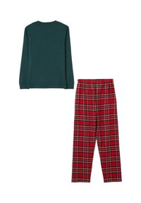 Top de manga larga verde oscuro combinado con pantalones de cuadros rojos con cintura elástica, colocado sobre un fondo blanco.