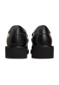 Μαύρα δερμάτινα παπούτσια με στρογγυλεμένο σχήμα, διαθέτοντας χαμηλό τακούνι μπλοκ και χρυσή λογότυπη λεπτομέρεια στο τακούνι. Ομαλή υφή με μινιμαλιστικό σχέδιο.