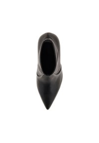 Bottillon en cuir noir avec un bout pointu, texture lisse, inserts élastiques sur les côtés et design minimaliste. La semelle est légèrement surélevée.