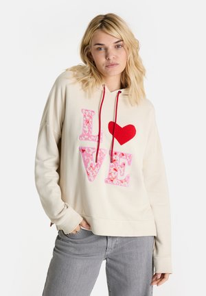 Hellbeige Kapuzensweatshirt mit einem bedruckten "LOVE" in Pink und Rot. Merkmale sind ein strukturiertes Herzdetail, rote Kordeln und lange Ärmel.