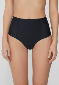 Czarne bikini o wysokim stanie z gładkiego materiału, elastycznym paskiem w talii i starannie wykończonym szwem. Charakteryzuje się klasycznym designem i bezszwowym wykończeniem.