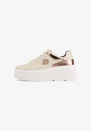 Sneakers platform in morbida pelle beige con un accento in bronzo metallico sul tallone. Presentano una suola in gomma bianca e un design con lacci.