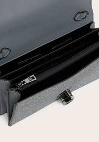 Geldbörse aus grauem Leder mit einer strukturierten silbernen Glitzerschicht, mehreren Fächern und einem Reißverschlussbereich. Verfügt über eine elegante schwarze Hardware-Akzentuierung.