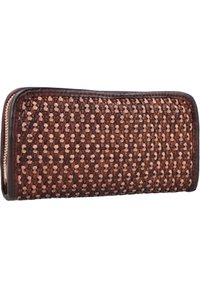 Portafoglio in pelle intrecciata marrone con un motivo testurizzato, chiusura con zip e sfumature di marrone chiaro e scuro a contrasto. Materiale liscio e resistente.