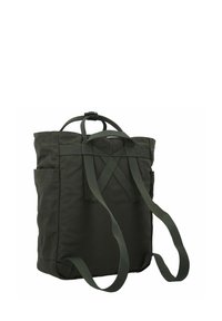 Bolsa tote de nylon verde con dos asas superiores, correas ajustables y bolsillo lateral. Textura suave y detalle de costura reforzada.