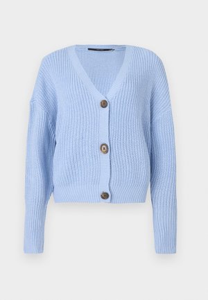 Hellblauer Cardigan mit V-Ausschnitt, langen Ärmeln, strukturierter Strickoptik und drei braunen Knöpfen vorne. Knappe Länge.