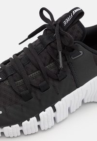 Nike Performance Treenikenkä - black/white/anthracite