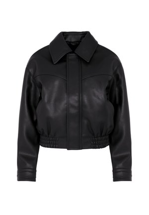Veste courte en cuir synthétique noir avec col large, manches longues, fermeture avant cachée et taille élastiquée.