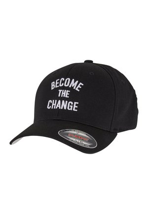 Sort kasket lavet af stof med hvid broderet tekst "BECOME THE CHANGE" på forsiden, buet skygge og et Flexfit klistermærke på skyggen.