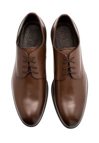 Pantofi de dress din piele maro cu o finisare netedă, având vârful rotunjit, patru orificii pentru șireturi și șireturi subțiri. Captuseala interioară texturată este vizibilă.
