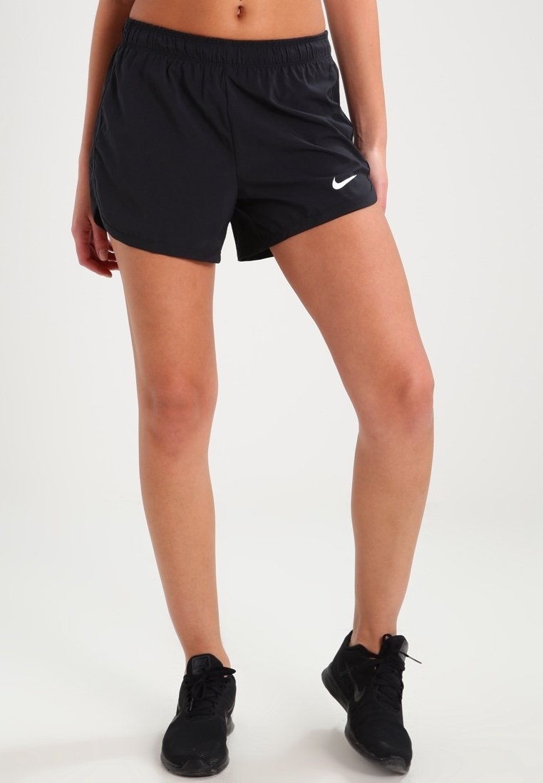 Pantalones cortos deportivos negros fabricados con tela ligera, con una cintura elástica y un pequeño logo blanco de Nike en la parte frontal izquierda.
