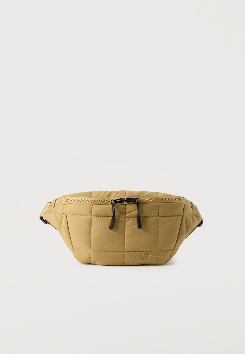 Κουβερτοποιημένη μπεζ τσάντα μέσης με διπλά μαύρα φερμουάρ και ρυθμιζόμενο λουράκι σε απλό ανοιχτό φόντο.