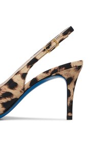 Scarpa con tacco alto a slingback, caratterizzata da un tessuto con stampa leopardata beige e nera, un tacco blu e una fibbia dorata.