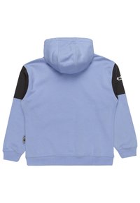 Haut à capuche bleu clair avec une grande capuche, des accents noirs sur les épaules et une coupe décontractée. Fabriqué en matériau doux, avec des poignets et un ourlet côtelés.
