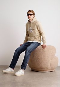 Calvin Klein Jeans SEASONAL MONOLOGO REGULAR HOODIE - Felpa - pale khaki