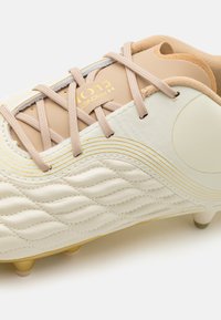Under Armour CLONE MAGNETICO PRO3.0 FG - Fotballsko til fast underlag - ivory dune/brownstone/metallic gold