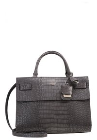 Szara torebka z wytłoczonego krokodylego materiału, z górnymi uchwytami, odczepianym paskiem na ramię, metalowym logo oraz ozdobnym breloczkiem w kształcie zamka.