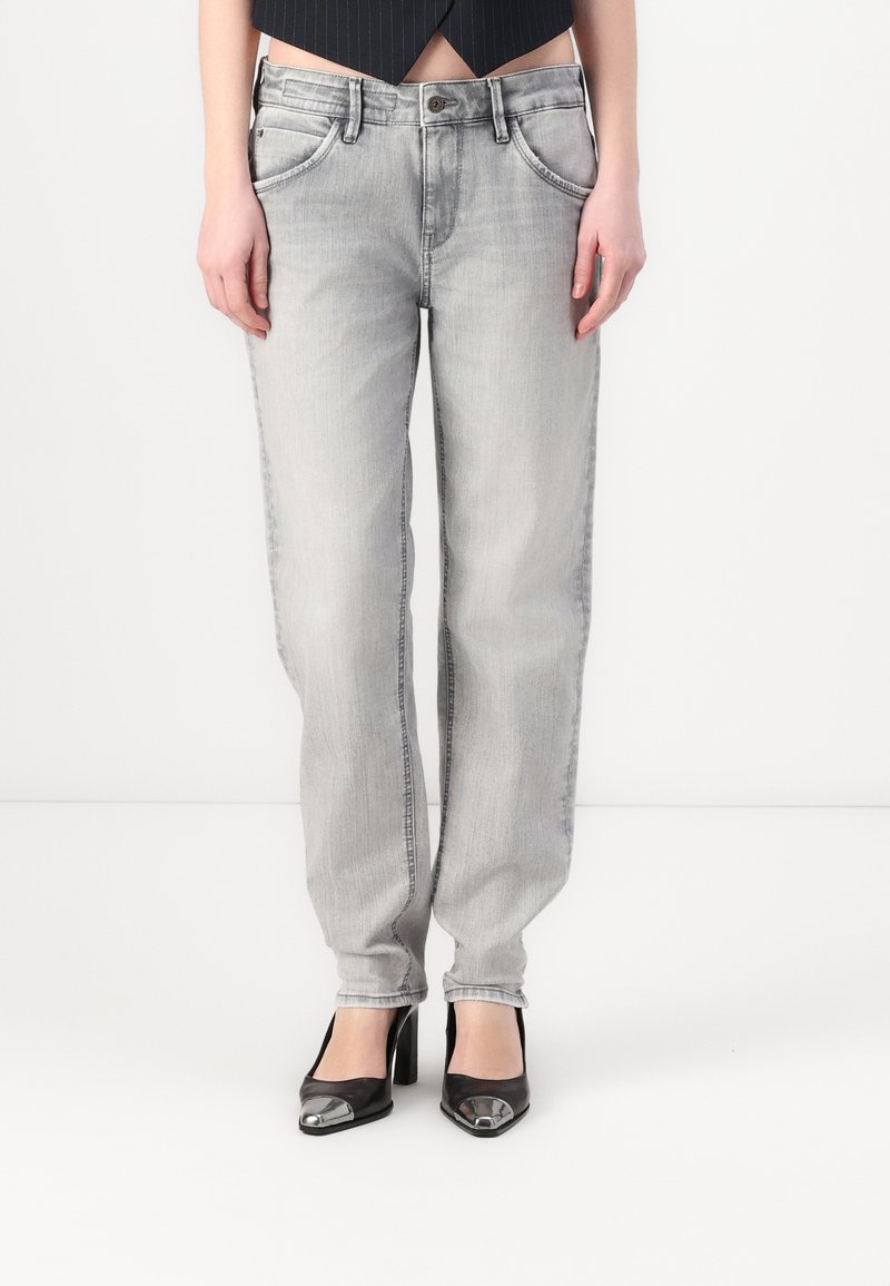 Jean en denim gris clair avec une coupe droite, présentant un design classique à cinq poches et des détails de surpiqûres visibles.