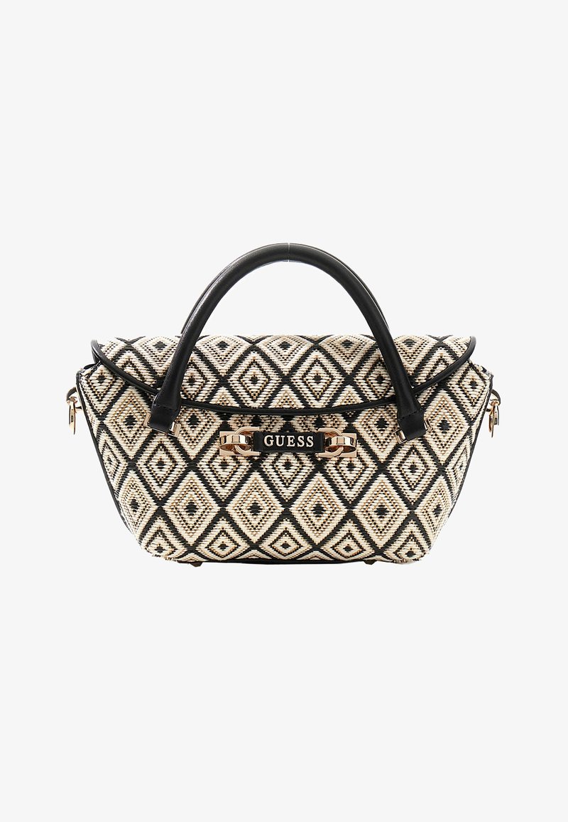 Sac à main tissé noir et beige avec motif en losanges, poignées noires et plaque logo "GUESS" dorée sur le devant.
