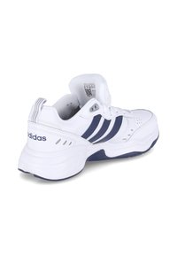 Chaussure de sport blanche avec des accents bleu marine, dotée d'une tige texturée, de perforations pour la respirabilité, et d'une semelle coussinée pour le confort.
