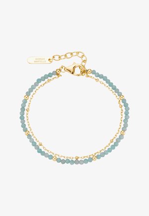 Doppelreihiges Armband mit kleiner Goldkette und hellblauen Perlen, goldfarbenem Verschluss sowie einem Anhänger mit Gravur von Giorgio Martello.