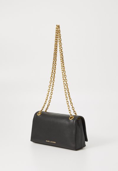 Must mustaga mustra nahk kotiga, millel on kuldne ahelrihm ja "Marc Jacobs" logo kuldse õmblusega esiküljel.