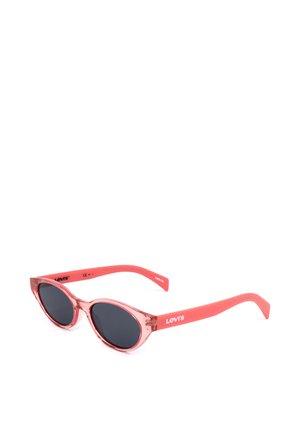 Occhiali da sole stile cat-eye con montatura rosa traslucida e lenti scure, con logo bianco Levi's sulle aste.