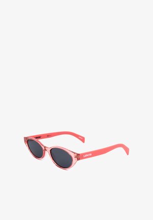 Occhiali da sole stile cat-eye con montatura rosa traslucida e lenti scure, con logo bianco Levi's sulle aste.