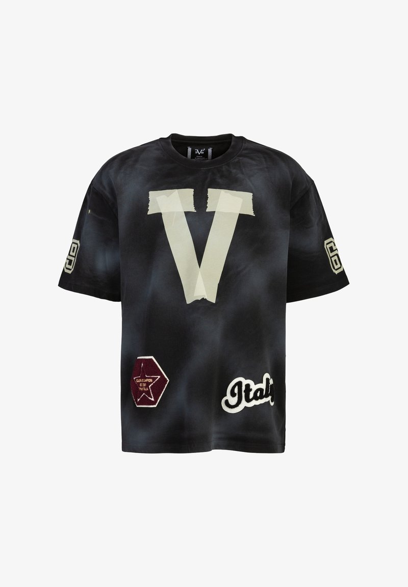 Zwarte tie-dye t-shirt met korte mouwen, voorzien van een grote beige "V", lussenbanddetails en geborduurde patches, waaronder een ster en "Italië."