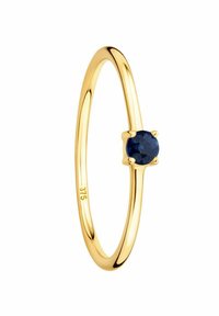Anello d'oro con una pietra blu rotonda e sfaccettata, montata su una base a quattro griffe, con una finitura lucida e una banda sottile. Marchiato "375."