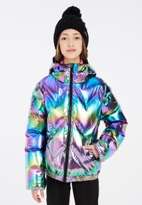 Iridescent péřová bunda s diagonálním vzorem, vysokým límcem a předním zipem, doplněná černou pletenou čepicí.