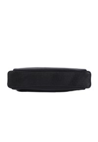 Borsa a mano in pelle nera opaca con superficie liscia e pannello testurizzato. Presenta bordi arrotondati e un design minimalista. Nessun hardware visibile.