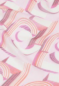 Tissu à motifs en rose clair avec des formes abstraites superposées en rose foncé et corail, présentant une texture lisse et un lustre subtil.