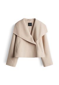 Giacca corta beige in morbido misto lana con ampio collo sciallato, due tasche laterali e maniche lunghe. Design minimalista senza chiusure.