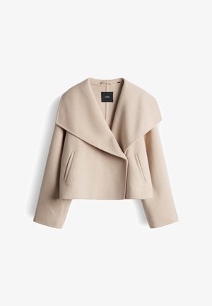 Beige Cropped-Jacke aus weichem Wollmischgewebe mit breitem Schalkragen, zwei seitlichen Taschen und langen Ärmeln. Minimalistisches Design ohne Verschlüsse.