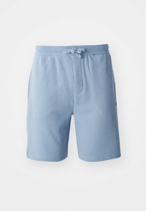 Shorts de algodón azul claro con un patrón de waffle texturizado, cinturilla elástica, cordón ajustable y bolsillos laterales.