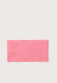 Fascia rettangolare lavorata a maglia di un delicato rosa appoggiata su uno sfondo bianco.