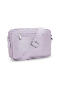 Jasnofioletowa, prostokątna torebka na ramię z regulowanym paskiem, z przednią kieszonką na zamek i srebrnymi uchwytami zamka na białym tle.