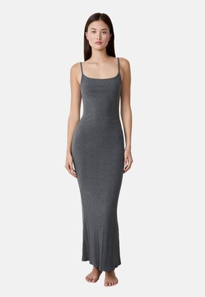 Robe grise longue et cintrée, en maille côtelée, avec des bretelles spaghetti et un ourlet évasé, fabriquée à partir d'un matériau doux et extensible.