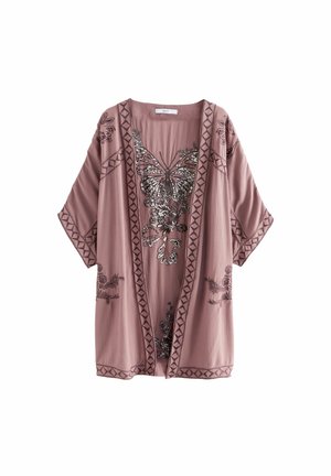 Mauve kimono med åben front, geometrisk kant og detaljeret sommerfugl- og blomsterbroderi foran og på ærmerne.