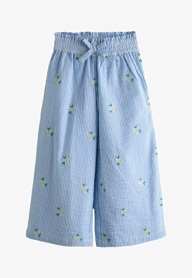 Modré a biele široké nohavice s vertikálnymi pruhmi, elastickým pásom, prednými vreckami, mašličkou a malou žlto-bielou kvetinovou výšivkou.