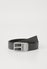 Schwarzer, strukturierten Leder-Gürtel mit einer silbernen Metallschnalle im rechteckigen Design und eingraviertem Markennamen.