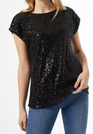 Černý top s flitry, kulatým výstřihem, krátkými rukávy a volným střihem. Látka je pokryta hustými flitry, které vytvářejí třpytivou texturu.
