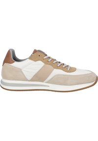 Herrskor i form av sneakers med ett vitt strukturerat överdel, beige mockadetaljer, brun läderhäl, grå foder och gummisula, med en minimalistisk design.
