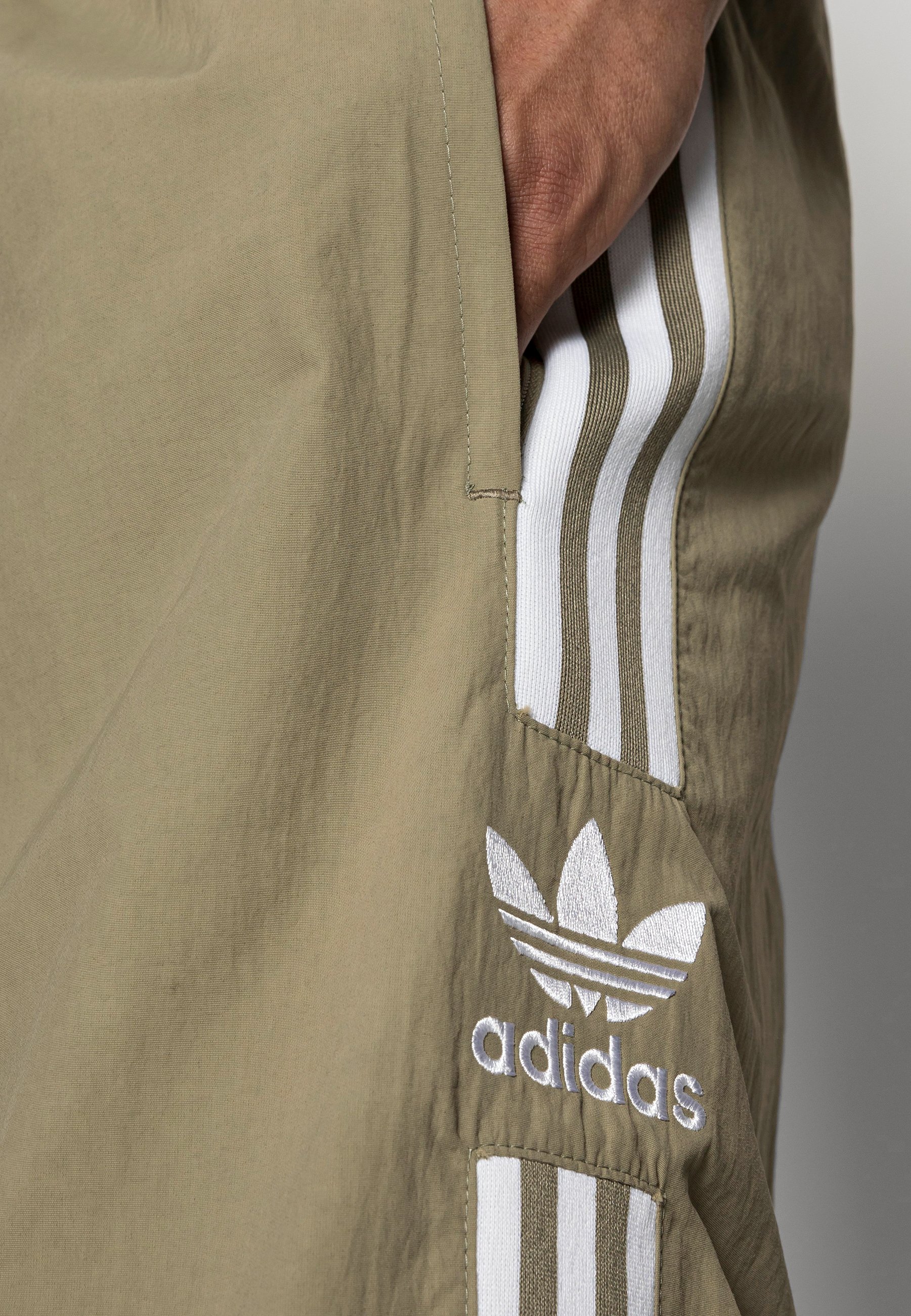 adidas Originals LOCK UP UNISEX - Pantalones deportivos - orbit green/verde  oliva - Zalando.es